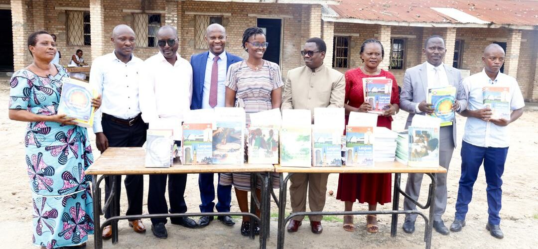 Burundi : ANAKA offre 212 livres à 5 écoles de Kamenge à Bujumbura.