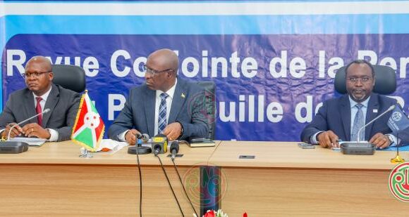 𝗥𝗲𝘃𝘂𝗲 𝗰𝗼𝗻𝗷𝗼𝗶𝗻𝘁𝗲 𝗱𝘂 𝗽𝗼𝗿𝘁𝗲𝗳𝗲𝘂𝗶𝗹𝗹𝗲 𝗱𝗲 𝗹𝗮 𝗕𝗮𝗻𝗾𝘂𝗲 𝗺𝗼𝗻𝗱𝗶𝗮𝗹𝗲 𝗮𝘂 𝗕𝘂𝗿𝘂𝗻𝗱𝗶