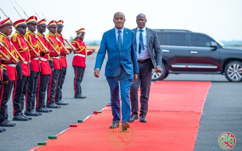 𝐋𝐞 𝐁𝐮𝐫𝐮𝐧𝐝𝐢 𝐩𝐫𝐞𝐧𝐝 𝐥𝐚 𝐩𝐚𝐫𝐨𝐥𝐞 𝐞𝐧 𝐄𝐬𝐩𝐚𝐠𝐧𝐞 𝐬𝐮𝐫 𝐥’𝐚𝐜𝐜𝐞̀𝐬 𝐚̀ 𝐥’𝐞𝐚𝐮 𝐞𝐭 𝐥’𝐚𝐬𝐬𝐚𝐢𝐧𝐢𝐬𝐬𝐞𝐦𝐞𝐧𝐭