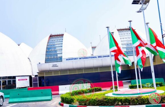 𝗕𝘂𝗿𝘂𝗻𝗱𝗶: 𝗟’𝗮𝗲́𝗿𝗼𝗽𝗼𝗿𝘁 𝗠𝗲𝗹𝗰𝗵𝗶𝗼𝗿 𝗡𝗱𝗮𝗱𝗮𝘆𝗲 𝘀’𝗮𝗿𝗺𝗲 𝗰𝗼𝗻𝘁𝗿𝗲 𝗹𝗮 𝗰𝗿𝗶𝗺𝗶𝗻𝗮𝗹𝗶𝘁𝗲́ 𝘁𝗿𝗮𝗻𝘀𝗳𝗿𝗼𝗻𝘁𝗮𝗹𝗶𝗲̀𝗿𝗲