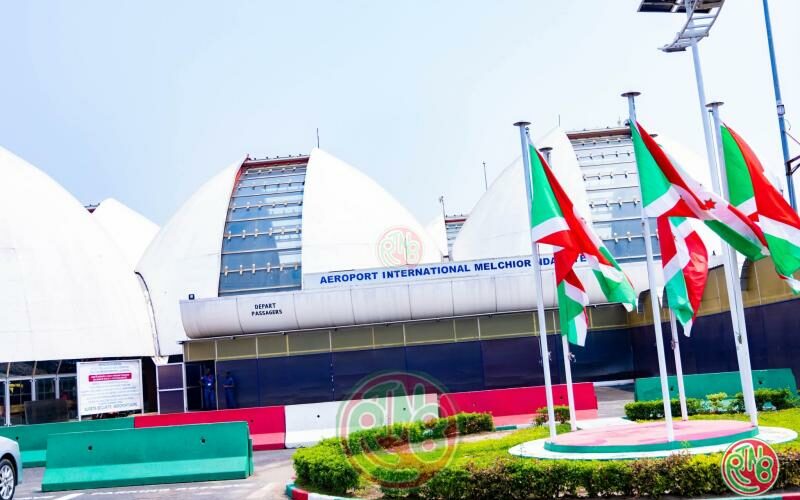 𝗕𝘂𝗿𝘂𝗻𝗱𝗶: 𝗟’𝗮𝗲́𝗿𝗼𝗽𝗼𝗿𝘁 𝗠𝗲𝗹𝗰𝗵𝗶𝗼𝗿 𝗡𝗱𝗮𝗱𝗮𝘆𝗲 𝘀’𝗮𝗿𝗺𝗲 𝗰𝗼𝗻𝘁𝗿𝗲 𝗹𝗮 𝗰𝗿𝗶𝗺𝗶𝗻𝗮𝗹𝗶𝘁𝗲́ 𝘁𝗿𝗮𝗻𝘀𝗳𝗿𝗼𝗻𝘁𝗮𝗹𝗶𝗲̀𝗿𝗲