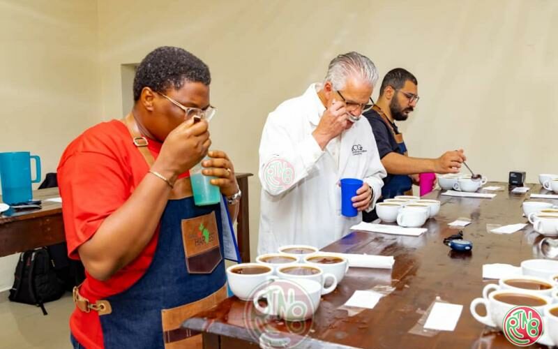 « 𝐋𝐞 𝐜𝐚𝐟𝐞́ 𝐛𝐮𝐫𝐮𝐧𝐝𝐚𝐢𝐬 𝐞𝐬𝐭 𝐚𝐛𝐬𝐨𝐥𝐮𝐦𝐞𝐧𝐭 𝐢𝐧𝐜𝐫𝐨𝐲𝐚𝐛𝐥𝐞 » (𝐑𝐨𝐜𝐤𝐲 𝐑𝐨𝐝𝐞𝐬)