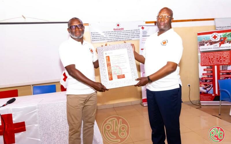 𝐏𝐫𝐞𝐦𝐢𝐞𝐫𝐬 𝐬𝐞𝐜𝐨𝐮𝐫𝐬: 𝐥𝐞 𝐁𝐮𝐫𝐮𝐧𝐝𝐢 𝐞𝐧𝐭𝐫𝐞 𝐝𝐚𝐧𝐬 𝐥’𝐞́𝐥𝐢𝐭𝐞 𝐦𝐨𝐧𝐝𝐢𝐚𝐥𝐞