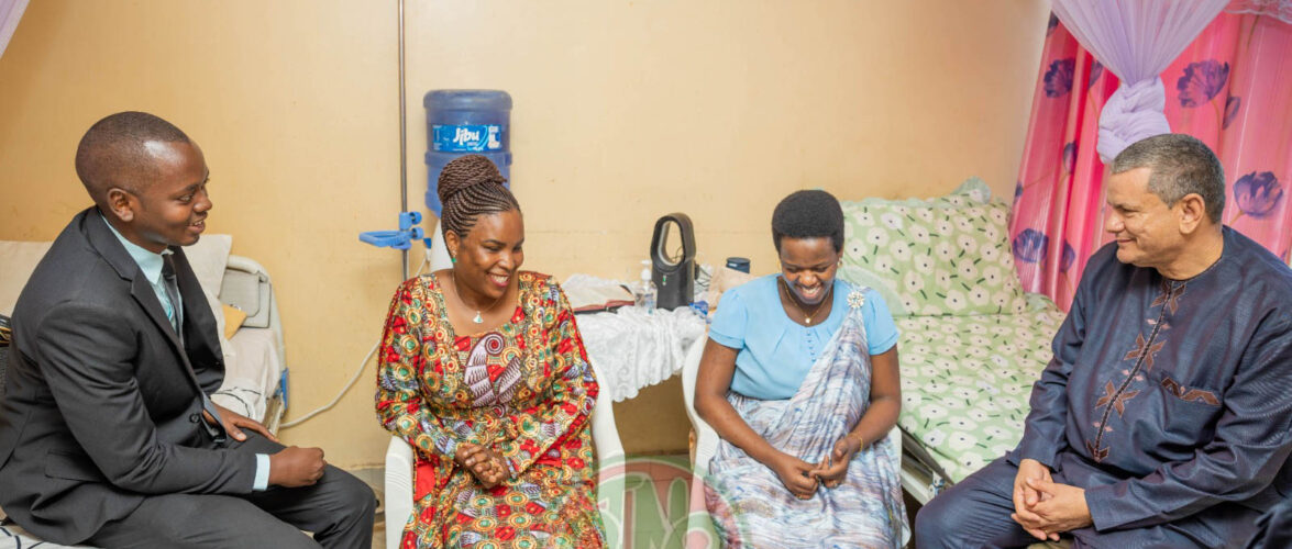 Burundi : La Première Dame visite des quintuplets au CHUK