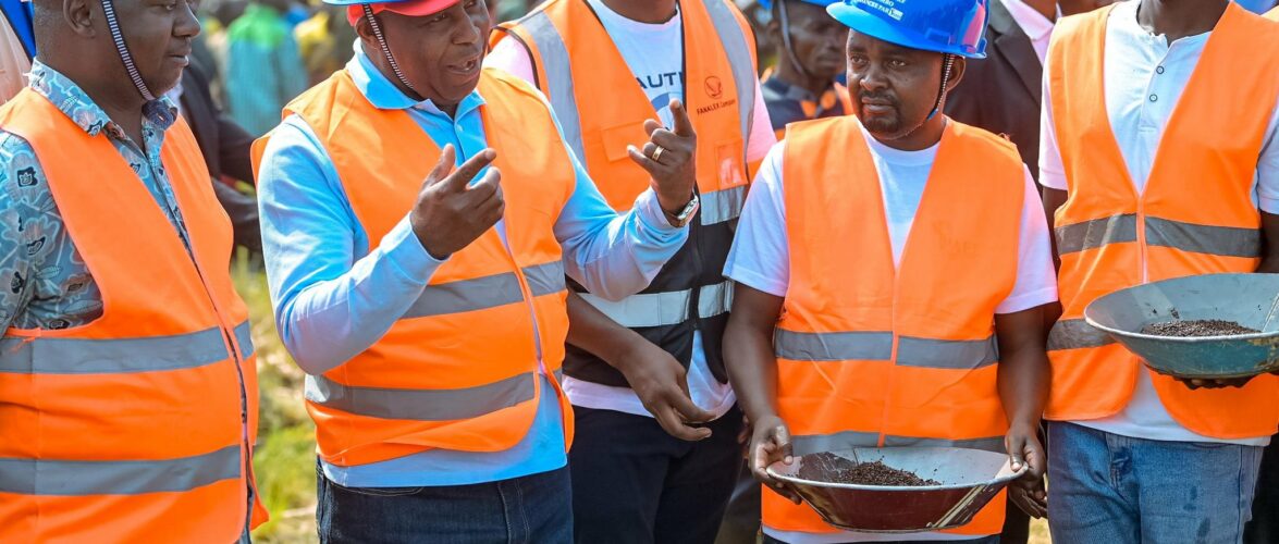 Burundi : Ndayishimiye visite le site minier de cassitérite à Shombo, Gitega