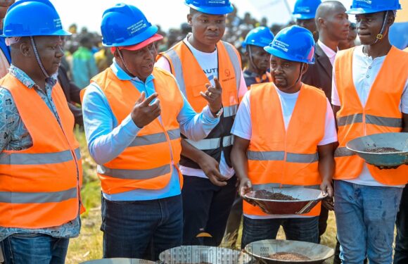 Burundi : Ndayishimiye visite le site minier de cassitérite à Shombo, Gitega