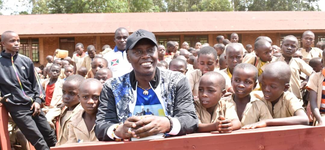 Burundi : Ndabarushimana offre 100 pupitres à l’Ecofo Buhoro surpeuplée