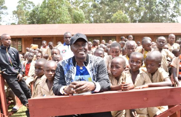 Burundi : Ndabarushimana offre 100 pupitres à l’Ecofo Buhoro surpeuplée