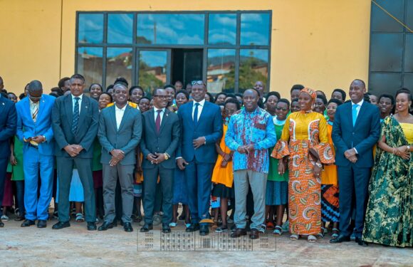 Burundi : Le Président Ndayishimiye inaugure l’usine East Africa Textile Manufactures à Gitega