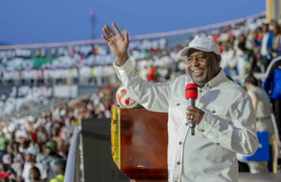 Le Président NDAYISHIMIYE salue la solidarité exemplaire des Burundais à l’origine de la construction du Stade Intwari