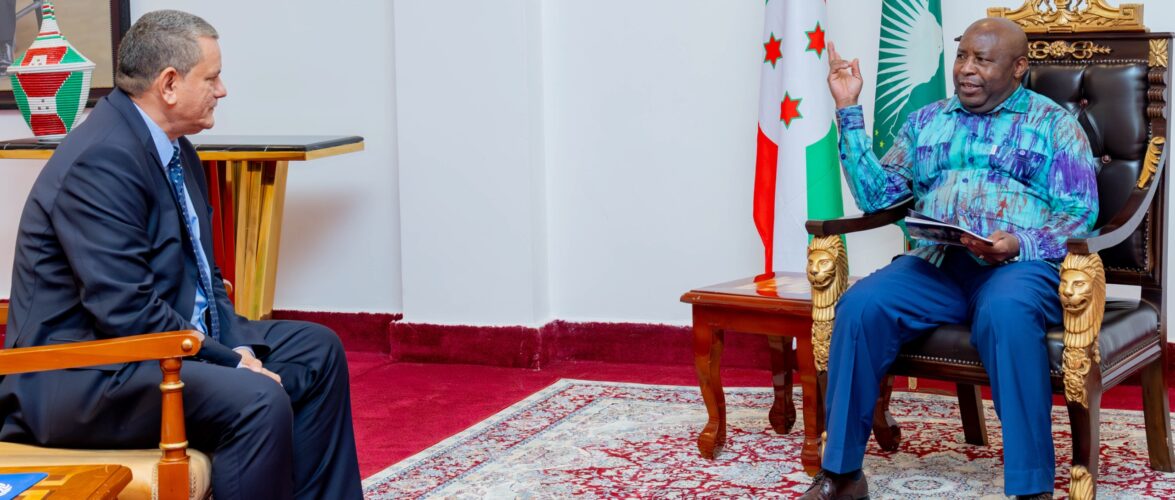 Le Chef de l’Etat burundais et Président en exercice de l’Union Africaine, Son Excellence Evariste Ndayishimiye, reçoit à Bujumbura le Dr Xavier Crespin, Représentant de l’OMS au Burundi