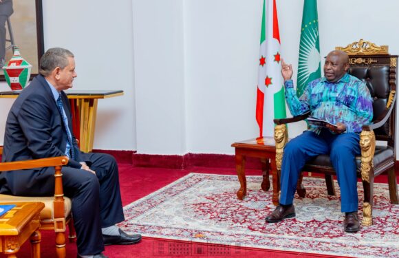 Le Chef de l’Etat burundais et Président en exercice de l’Union Africaine, Son Excellence Evariste Ndayishimiye, reçoit à Bujumbura le Dr Xavier Crespin, Représentant de l’OMS au Burundi