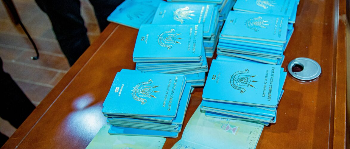 Burundi / Uburundi : Pasiporo zirenga 140 z’Abarundi zatawe mu Buraya, ikimenyetso c’ubwimukira buteye amakenga
