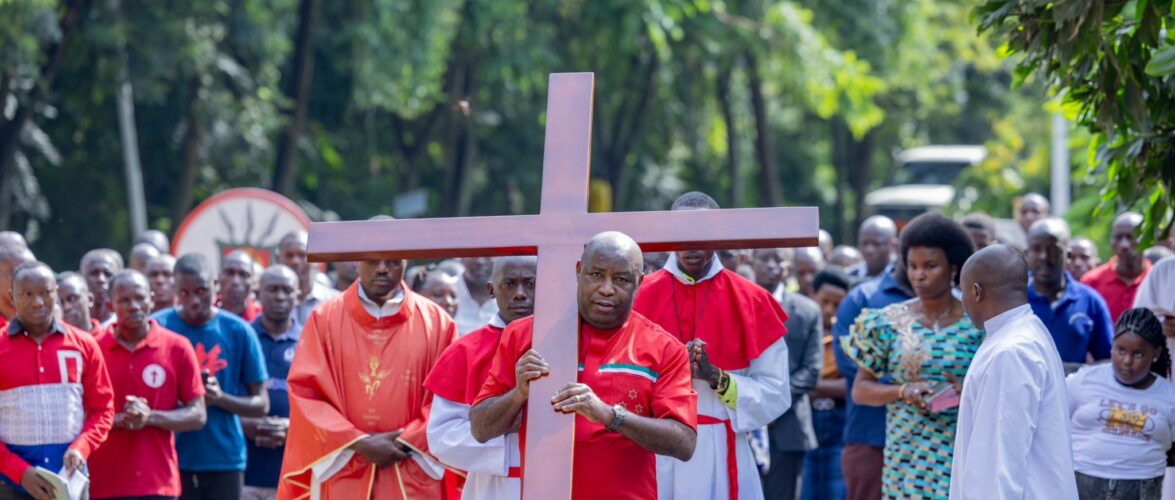 Burundi , Uburundi / Sosiyete – Idini : Ukwibuka ububabare bwa Kristu kwakozwe n’Umukuru w’Igihugu gutera ivyiyumviro bitandukanye