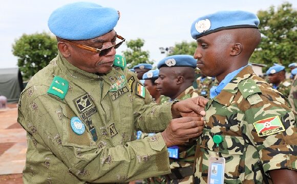 Les casques bleus burundais de la MINUSCA décorés pour leur contribution à la paix en RCA