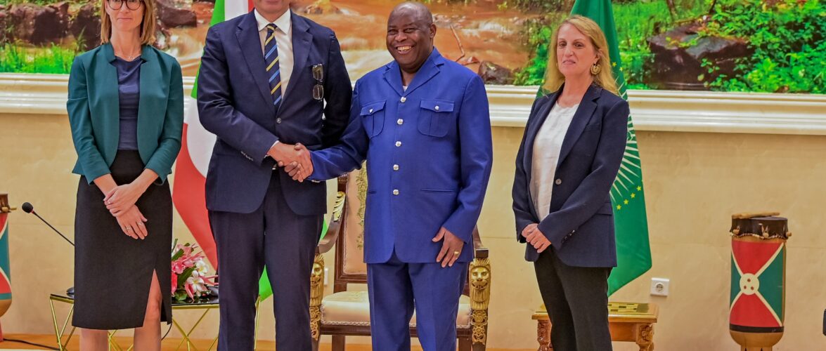 Le Président Ndayishimiye reçoit l’Envoyé spécial de l’Union européenne pour la région des Grands Lacs.