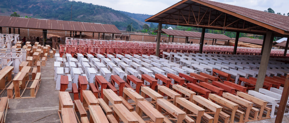 Butanyerera: la fabrication de bancs pupitres dans les Communes de Ngozi, Kayanza et Matongo