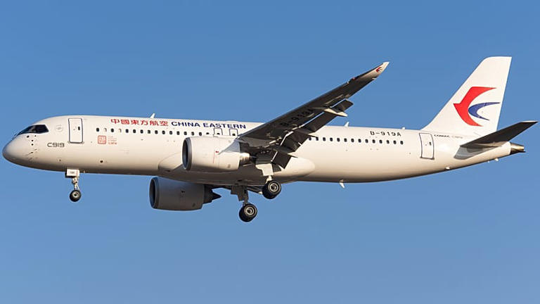Le C919 chinois effectue son premier vol international et vise Boeing et Airbus