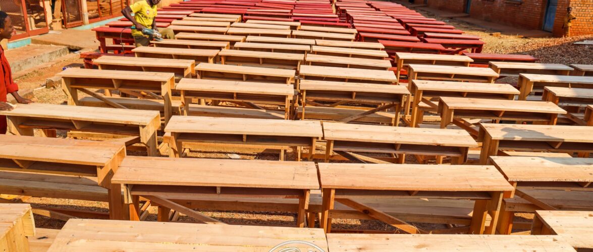Burunga: la fabrication des bancs-pupitres s&rsquo;accélère pour une rentrée scolaire dans de meilleures conditions