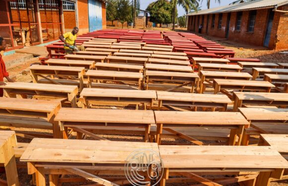 Burunga: la fabrication des bancs-pupitres s’accélère pour une rentrée scolaire dans de meilleures conditions