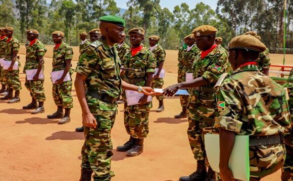 Remise de brevets à la 54ᵉ session des sous-officiers à Bururi