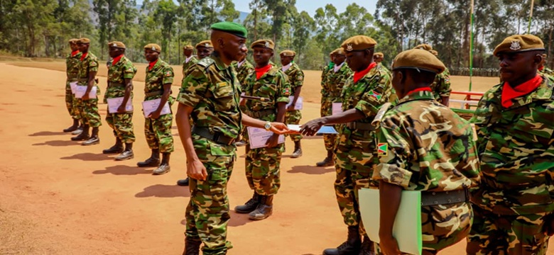Remise de brevets à la 54ᵉ session des sous-officiers à Bururi