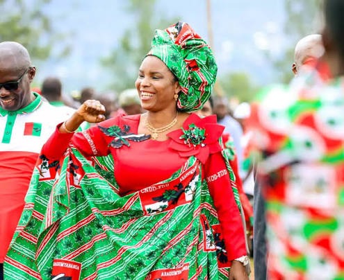 L’affaire du peigne ou la misère d’une certaine « société civile » : comment le RWANDA et ses relais du FOCODE mènent une guerre hybride contre la Première dame du Burundi